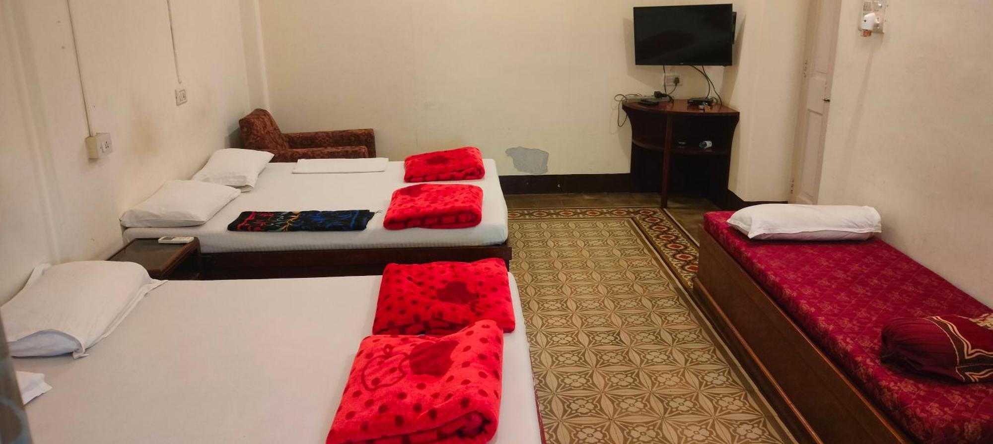 Bed And Breakfast At Colaba Bombaim Exterior foto